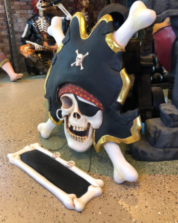 Jahayra Pirate Skull Cross Bone Sign Statue
