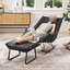Chaise berçante simple de salon avec repose-pieds-111465368