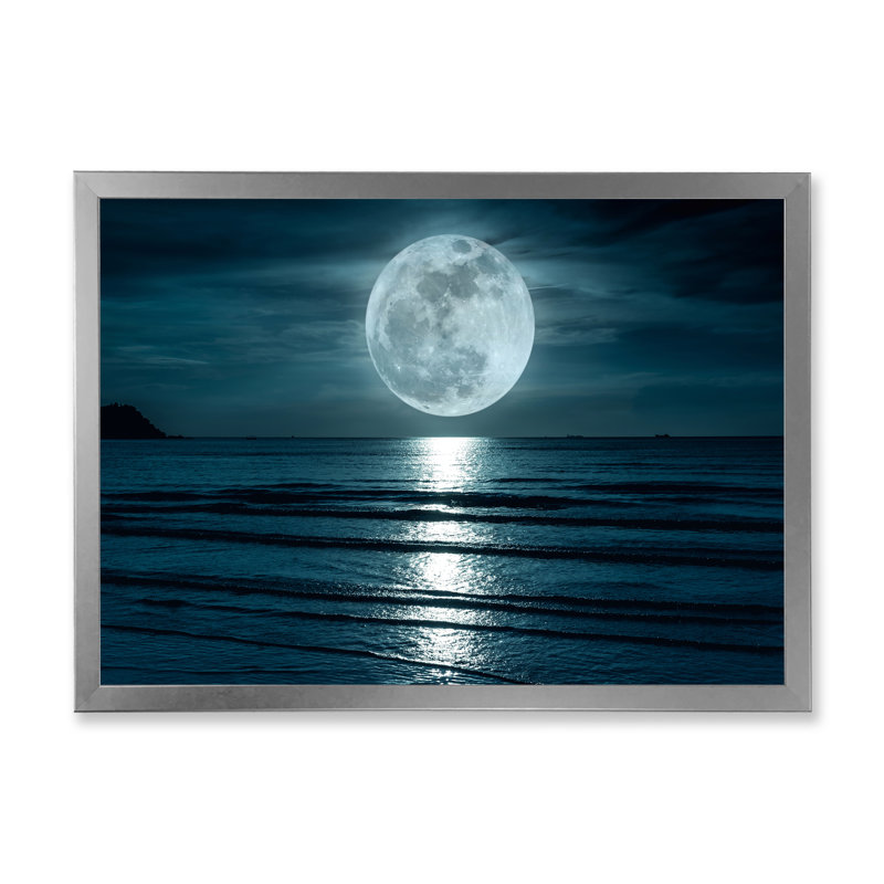 Super lune au-dessus de la mer I - photographie sur toile, H 16 po x l 32 po, Impression encadrée, Argent