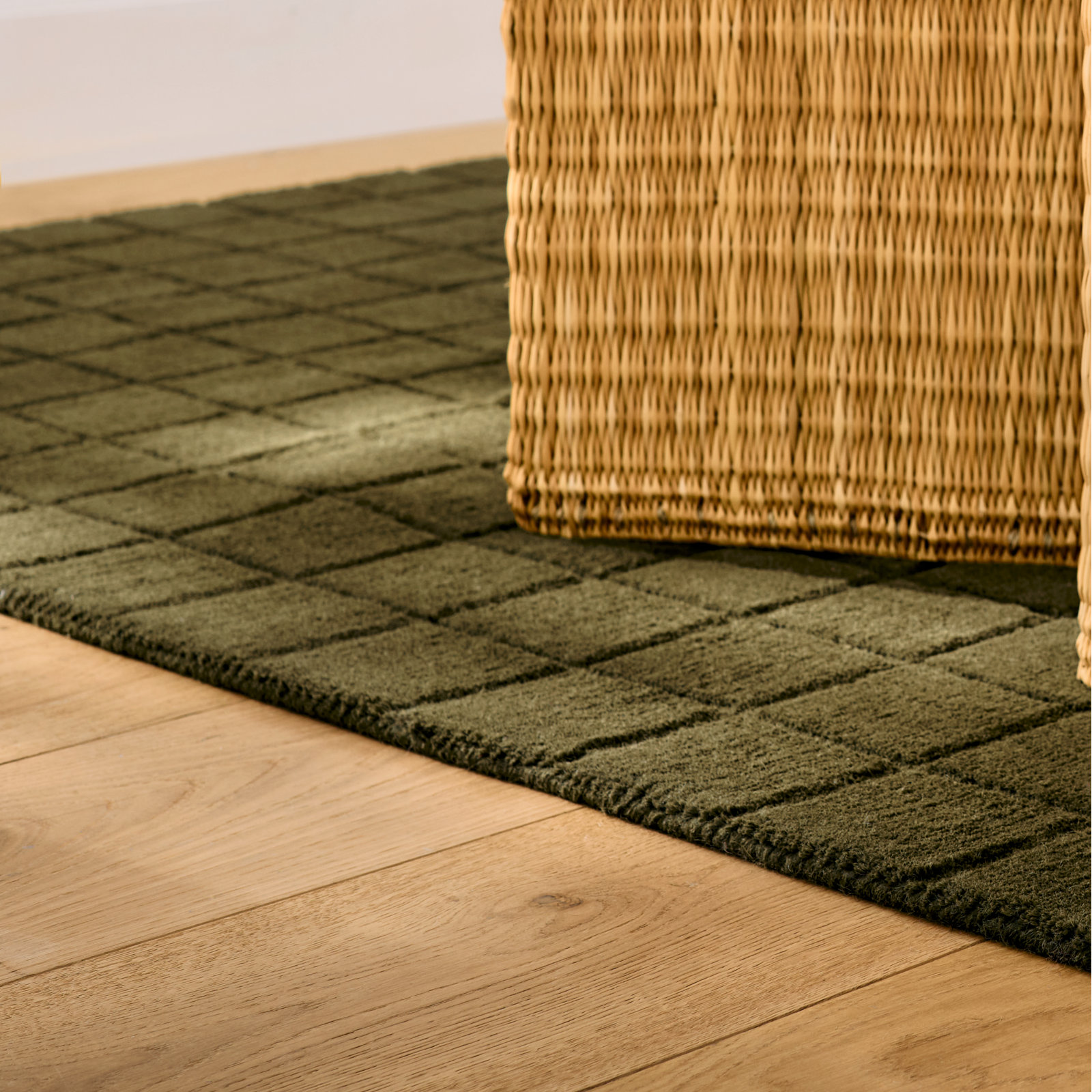 Meile Green Hand-Loomed Geometric Wool Rug, Rectangle 7'10" x 10'