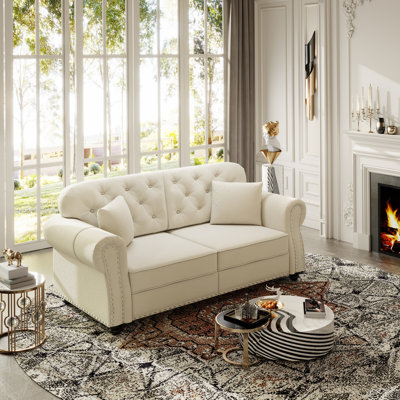 Canapé Chesterfield de 63 pouces en velours avec garniture cloutée, accoudoirs roulés et capitonnage à boutons, comprend 2 coussins, beige / blanc