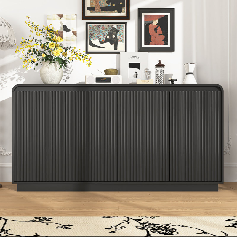 Meuble télé noir à 4 portes cannelées avec prise de courant, centre de divertissement Wave Design et buffet de rangement