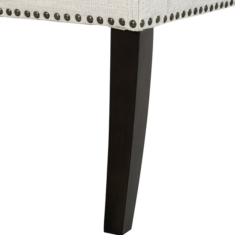 Banc confortable rembourré crème avec texture à chevrons et accoudoirs rembourrés, dossier bas, dans la chambre du couloir