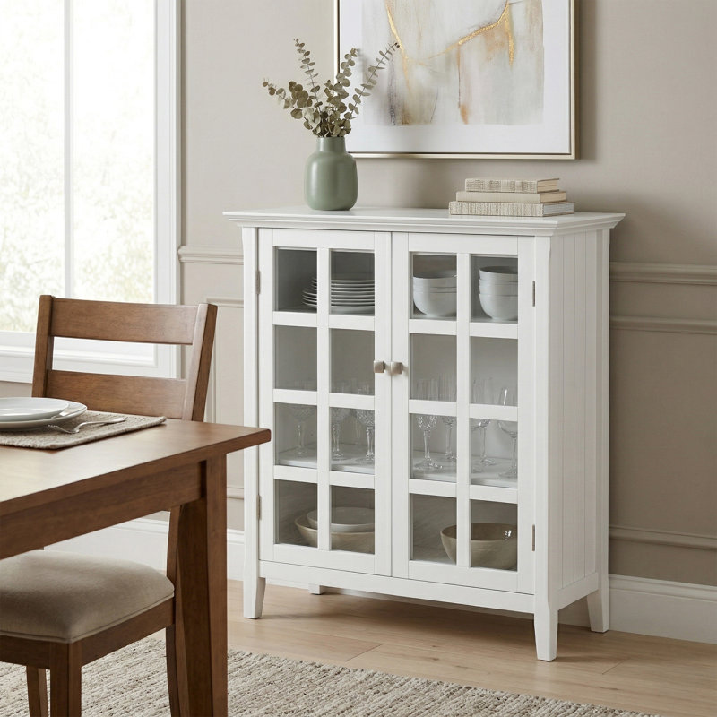 Armoire de rangement bas de style transitionnel en bois massif avec portes vitrées et tablettes réglables Acadian, Blanc