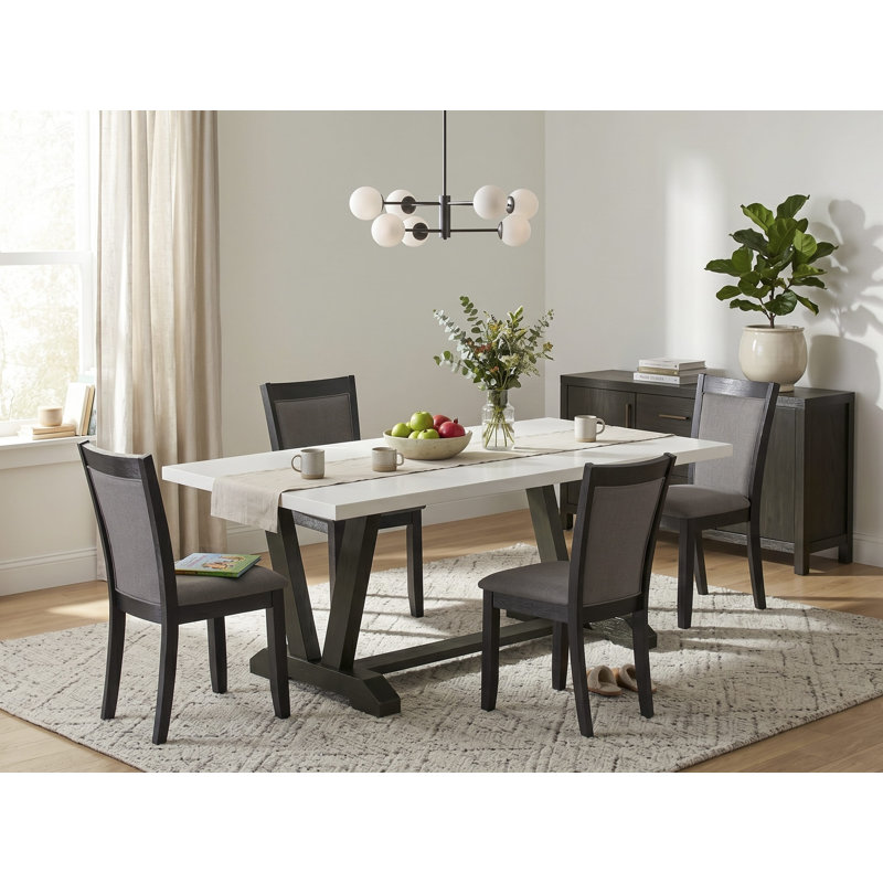 L'ensemble de table moderne 5 pièces se compose d'une table Mid-Century patinée et de 4 chaises Parsons en tissu Shitake à haut dossier - Finition noire brossée