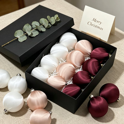 Paquet de 12 luxueuses décorations de Noël en satin - babioles en soie de 2,36 po en trois couleurs - Décoration de Noël élégante incassable pour couronnes, manteaux et centres de table