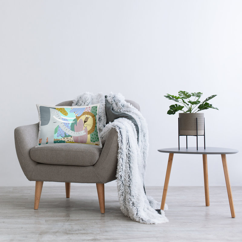 Coussin décoratif imprimé Whimsical Elephant & Lion Friends, design par Carla Daly