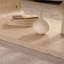 Table basse courbée moderne avec rangement ouvert