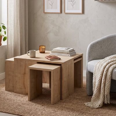 Ensemble moderne de 5 tables basses et tables d'appoint gigognes