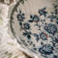 Bol piédestal en céramique traditionnel bleu et blanc avec base de couleur dorée antique, centre de table décoratif
