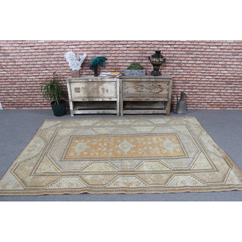 Tapis turc exceptionnel avec des motifs géométriques complexes et des tons de terre doux, idéal pour rehausser l'élégance de votre décor