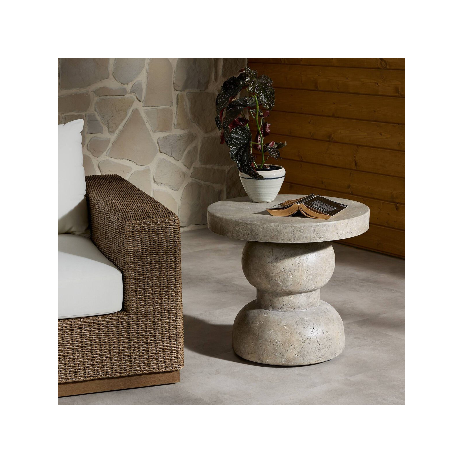 RIVERO 22'' Concrete Outdoor Side Table