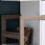 Buffet de cuisine blanc et taupe foncé - 4 tablettes, 1 tiroir, 2 armoires, solution de rangement élégante et moderne avec tablettes ouvertes.