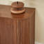 Buffet 58 po en noyer avec porte-bouteilles et porte-verres