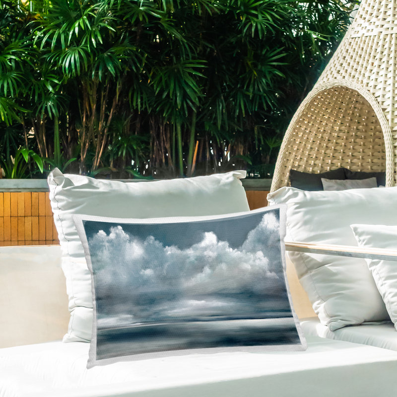 Coussin d'extérieur imprimé gris Full Cloud Storm Designs par Ruane Manning