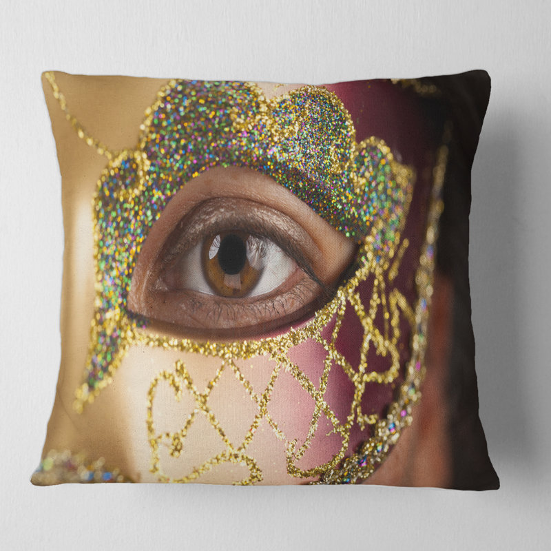 Femme avec masque vénitien et housse de coussin carré, 16" x 16"