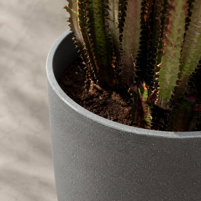 Grand pot de fleurs intérieur / extérieur en résine moucheté gris avec soucoupe et écran de drainage