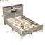 Lit plateforme double pleine grandeur avec tête de lit à double porte coulissante et installation de chargement, bois gris antique, support à lattes de bois, lit sans sommier, porte, douille et lattes, rayonnant