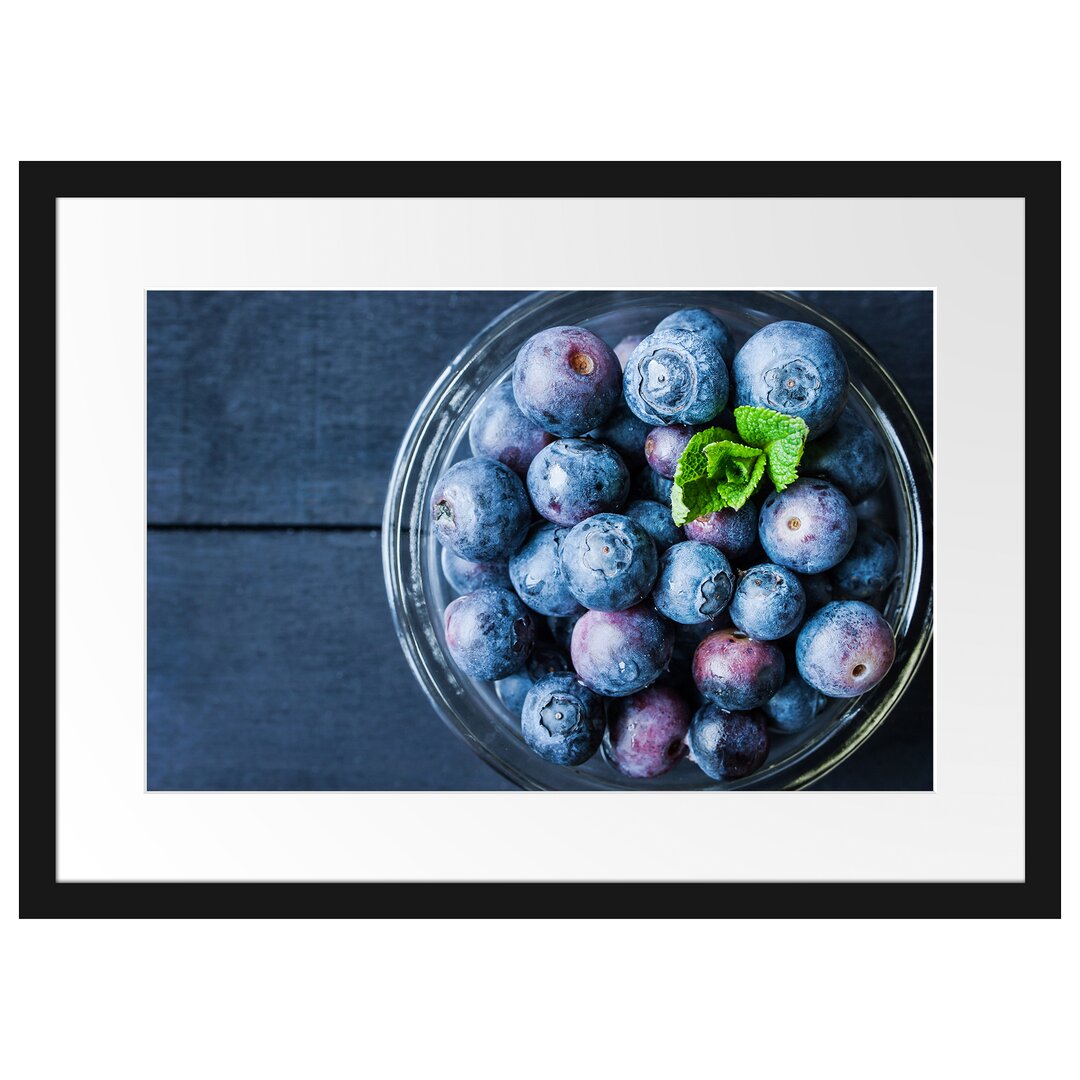 Gerahmtes Poster Glas mit frischen Blaubeeren