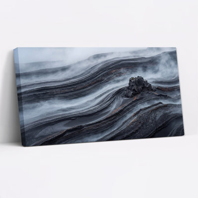 Toile volcanique foncée dans un brouillard gris