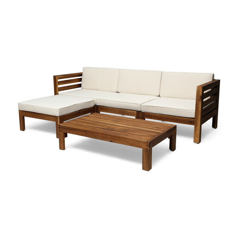Bois d'extérieur avec coussins beiges et structure coussinée relaxante