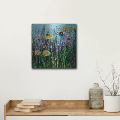 «Field Of Flowers And A Bee» par Lena Owens