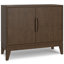 Buffet en bois massif Mid-Century moderne à 2 portes avec pieds fuselés et tablettes réglables Harper