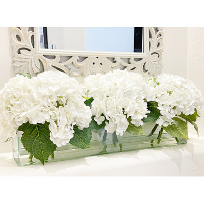 Centre de table artificiel moderne en forme d'hortensias artificiels modernes dans un vase en verre