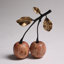 Objet décoratif en métal et pierre, or, cerise rose et noir
