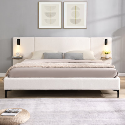 Lit chic et chic de Boucle blanche, équipé de lumières et de tablettes pour l'esthétique de la chambre à coucher.
