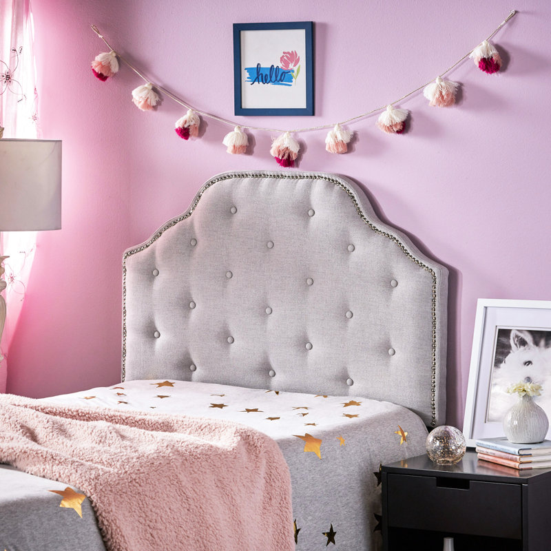 Tête de lit simple grise avec capitonnage élégant et pieds réglables revêtus de têtes de clou élégantes, Gris clair