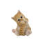 Chaton tabby jouant avec la queue