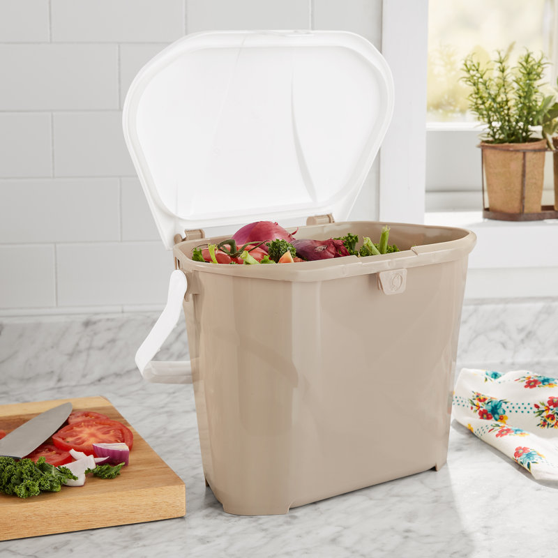 Beige Plastic Step Trash Can with Ergonomic Handle, 7L