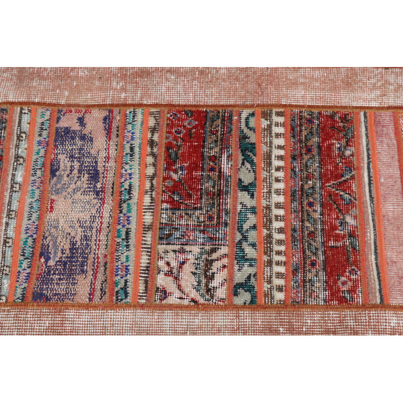 Tapis turc coloré et coloré avec un motif de patchwork traditionnel dans des tons orange chaleureux