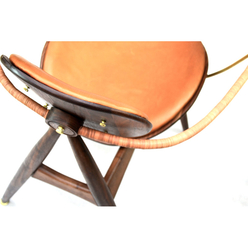 Chaise avec accoudoirs en noyer en cuir