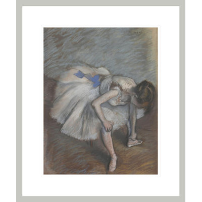 Danseuse assise se penchant en avant pour masser son pied gauche par Edgar Degas - Impression Giclée encadrée