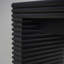 Console moderne noire avec motif nervuré