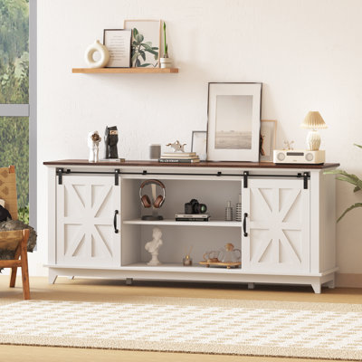 Console média Modern Farmhouse, meuble télé de 66 po pour téléviseur de 75 po, centre de divertissement avec portes de grange coulissantes, rangement réglable et prises de courant, plateau brun avec panneaux avant blancs