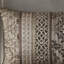 Courtepointe 6 pièces - très grand / très grand. Brun / or . Feuille, rayures et motifs. Coussins décoratifs. Facile à nettoyer à la machine avec un tissu facile. Comprend lavable-118649993