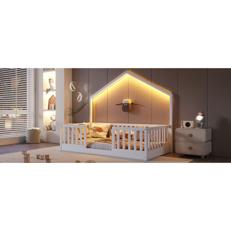 Lits simples robustes en bois avec rails hauts, conception moderne pour chambre d'enfant, finition blanche
