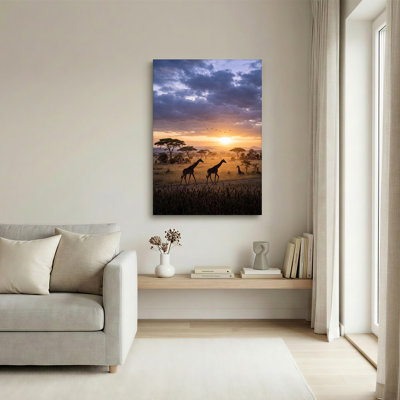 Girafes marchant dans une savane dorée au coucher du soleil, art mural
