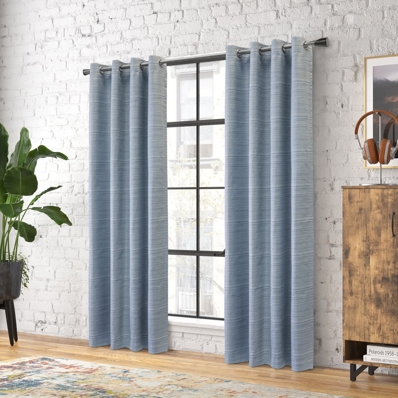 Panneau de rideau obscurcissant et isolant avec œillets Zavin, L 52 po x L 95 po, Bleu marine