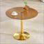 table ronde en verre brun clair de luxe clair. Pilier en métal doré. Négociation, table basse de maison, table de salle à manger. Convient aux petits espaces repas de 2 à 4 personnes.