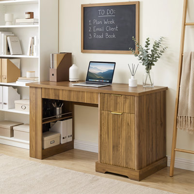 Bureau moderne cannelé de 140 cm avec armoire de rangement et tiroirs, bureau pour bureau à domicile avec prises électriques, fini noyer