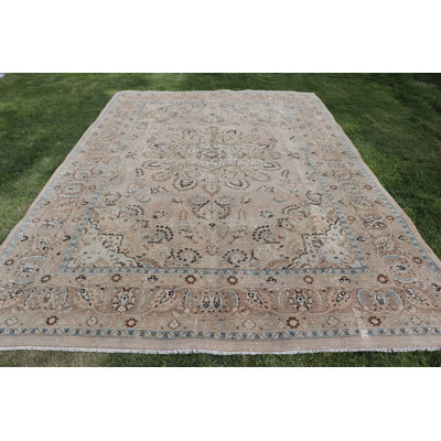 Tapis turc antique en bronze: décoration surdimensionnée rétro avec un style et un style uniques