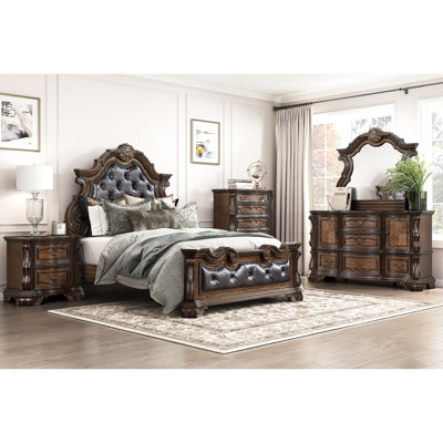 Grand lit de luxe traditionnel avec finition brun foncé, tête de lit tapissier en similicuir, sculptures complexes, accents dorés, capitonnage à boutons, garniture cloutée