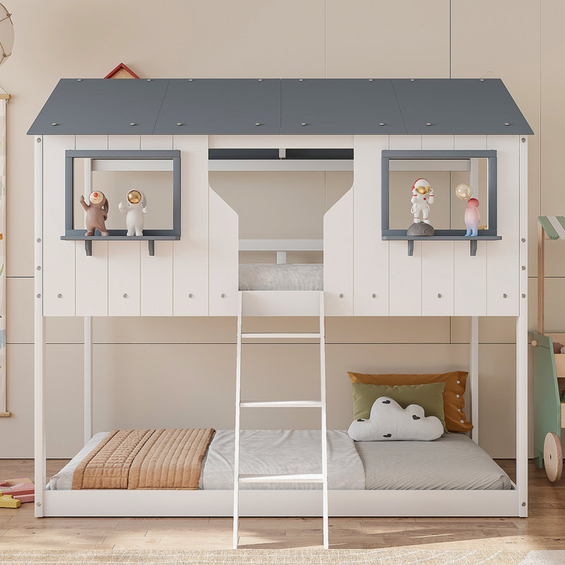 Lit superposé simple au-dessus d'un lit simple en bois avec toit, fenêtre, garde-corps et échelle (blanc)