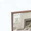 Miroir rectangulaire surdimensionné avec plateau amovible et cadre en noyer-759078376