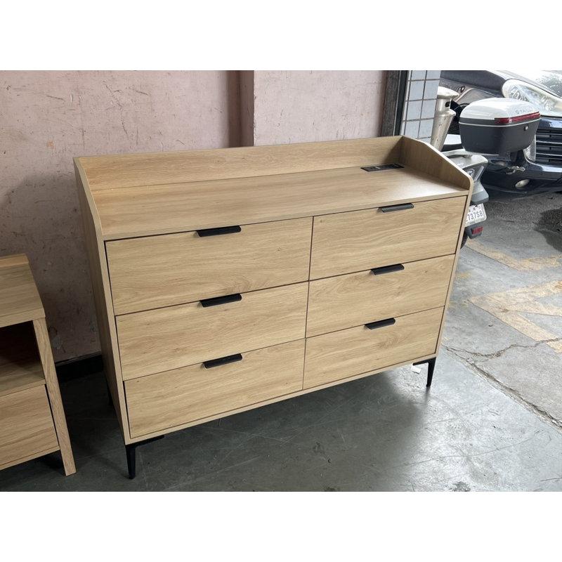 Commode 6 tiroirs pour la chambre à coucher, commode autoportante de 47,2 po de large avec prises de courant, commode de rangement en bois pour le salon