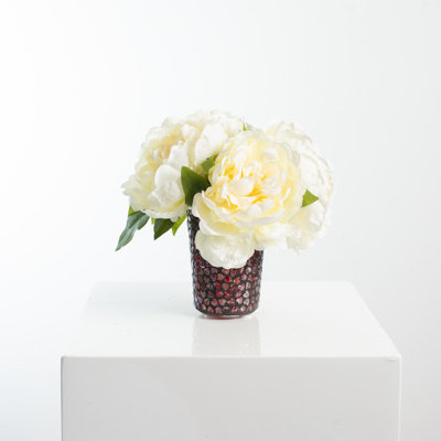 Arrangement de pivoines dans un vase mosaïque